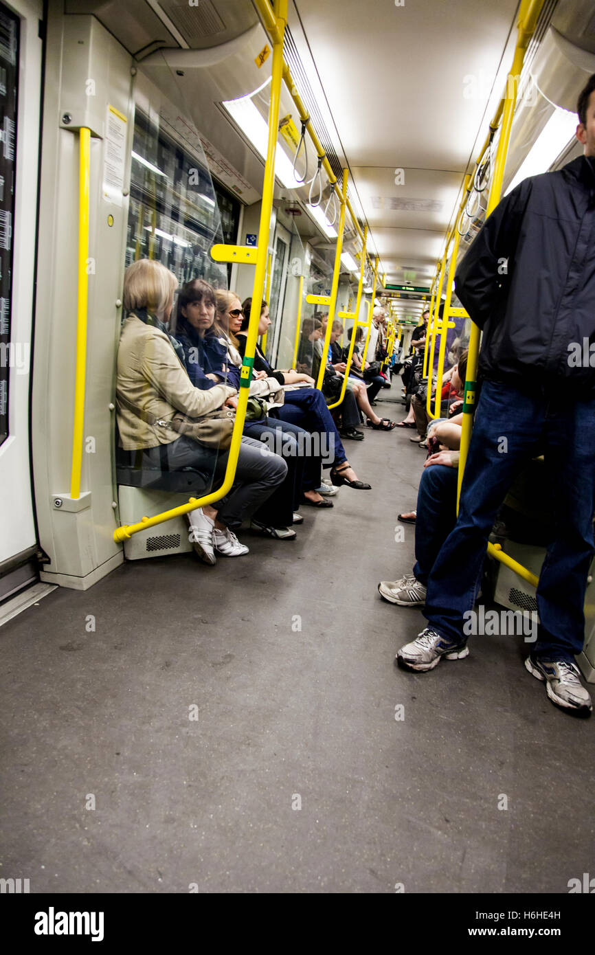 Berlino - 16 giugno: un U-Bahn treno auto piuttosto piena con passeggeri a giugno 16, 2012 a Berlino, Germania. Foto Stock
