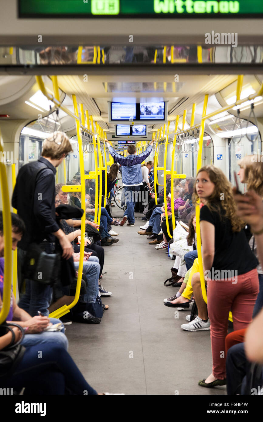 Berlino - 17 giugno: all'interno della U-Bahn treno auto il 17 giugno 2012 a Berlino, Germania. Foto Stock