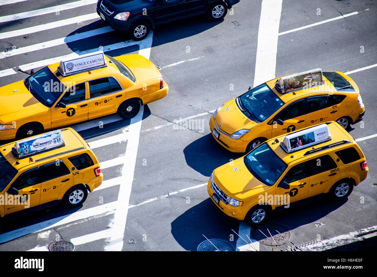 NEW YORK - NOV 11: elevato angolo di visione di taxi in attesa per la loro luce verde in una Manhattan, New York street il 11 novembre 2012. Foto Stock