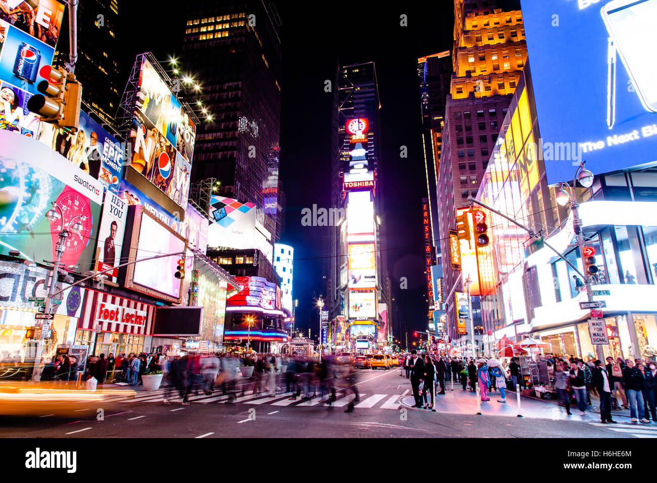NEW YORK - NOV 11: Times Square occupato con pedoni e di commozione in New York, Stati Uniti d'America il 11 novembre 2012. Foto Stock