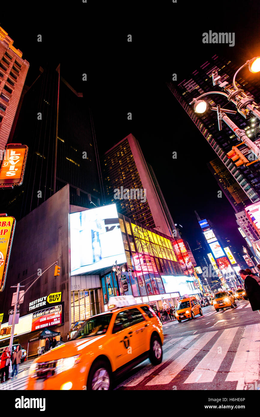 NEW YORK - NOV 11: Times Square occupato con il traffico e il trambusto in New York, Stati Uniti d'America il 11 novembre 2012. Foto Stock