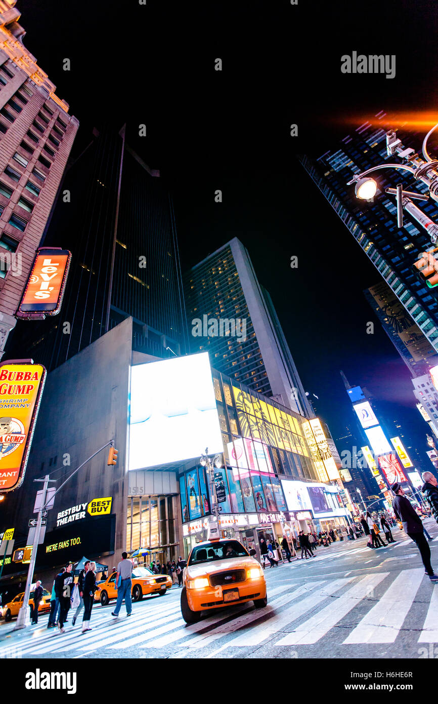 NEW YORK - NOV 11: Times Square occupato con il traffico e il trambusto in New York, Stati Uniti d'America il 11 novembre 2012. Foto Stock