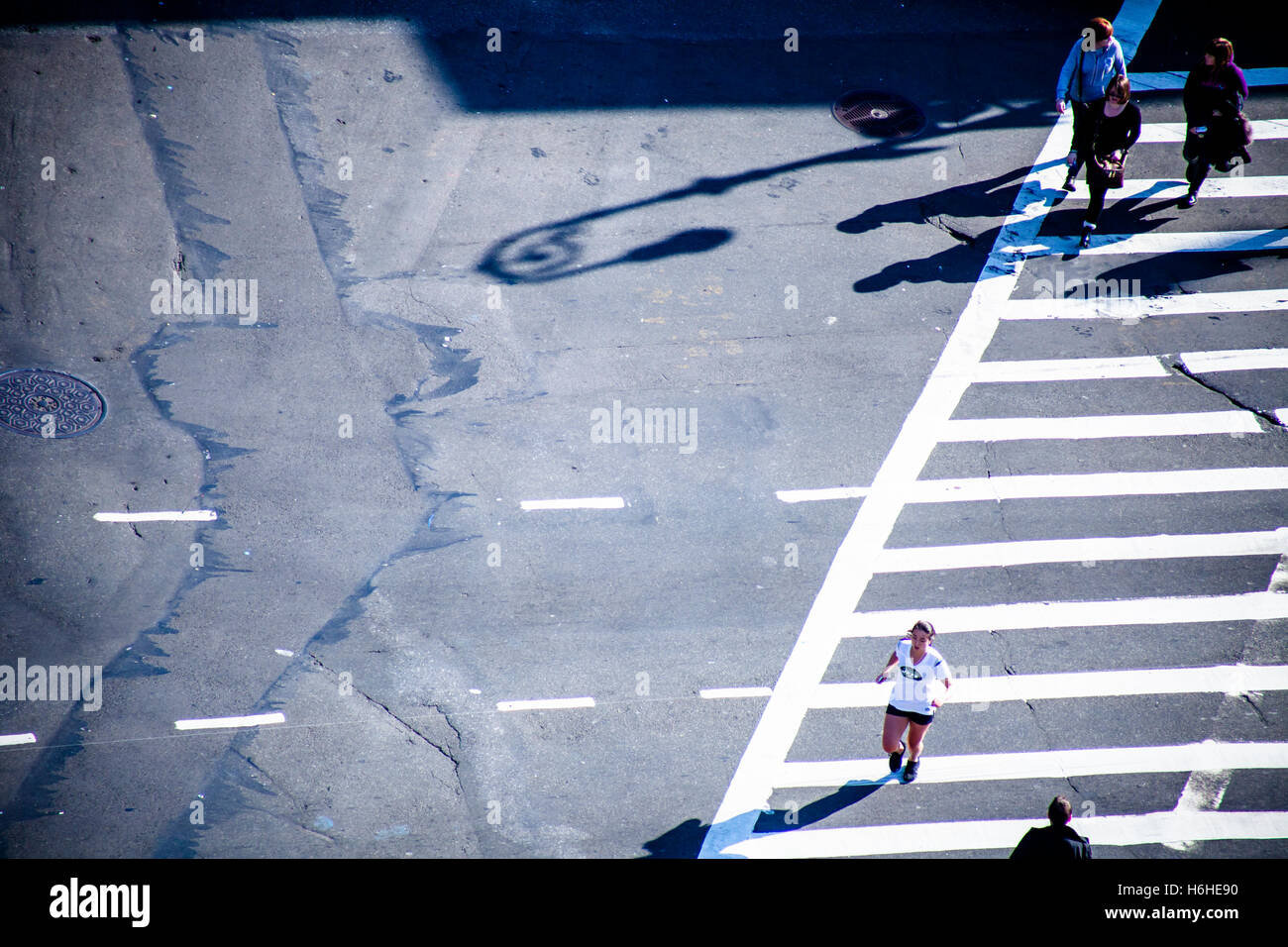 NEW YORK - NOV 11: angolo alto vista di pedoni che attraversano una Manhattan, New York street il 11 novembre 2012. Foto Stock