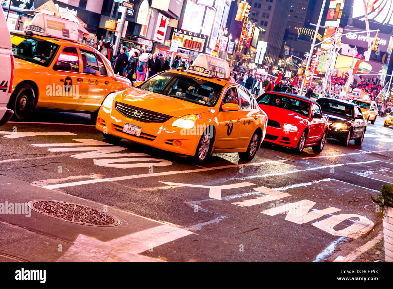 NEW YORK - NOV 11: Times Square occupato con il traffico e il trambusto in New York, Stati Uniti d'America il 11 novembre 2012. Foto Stock