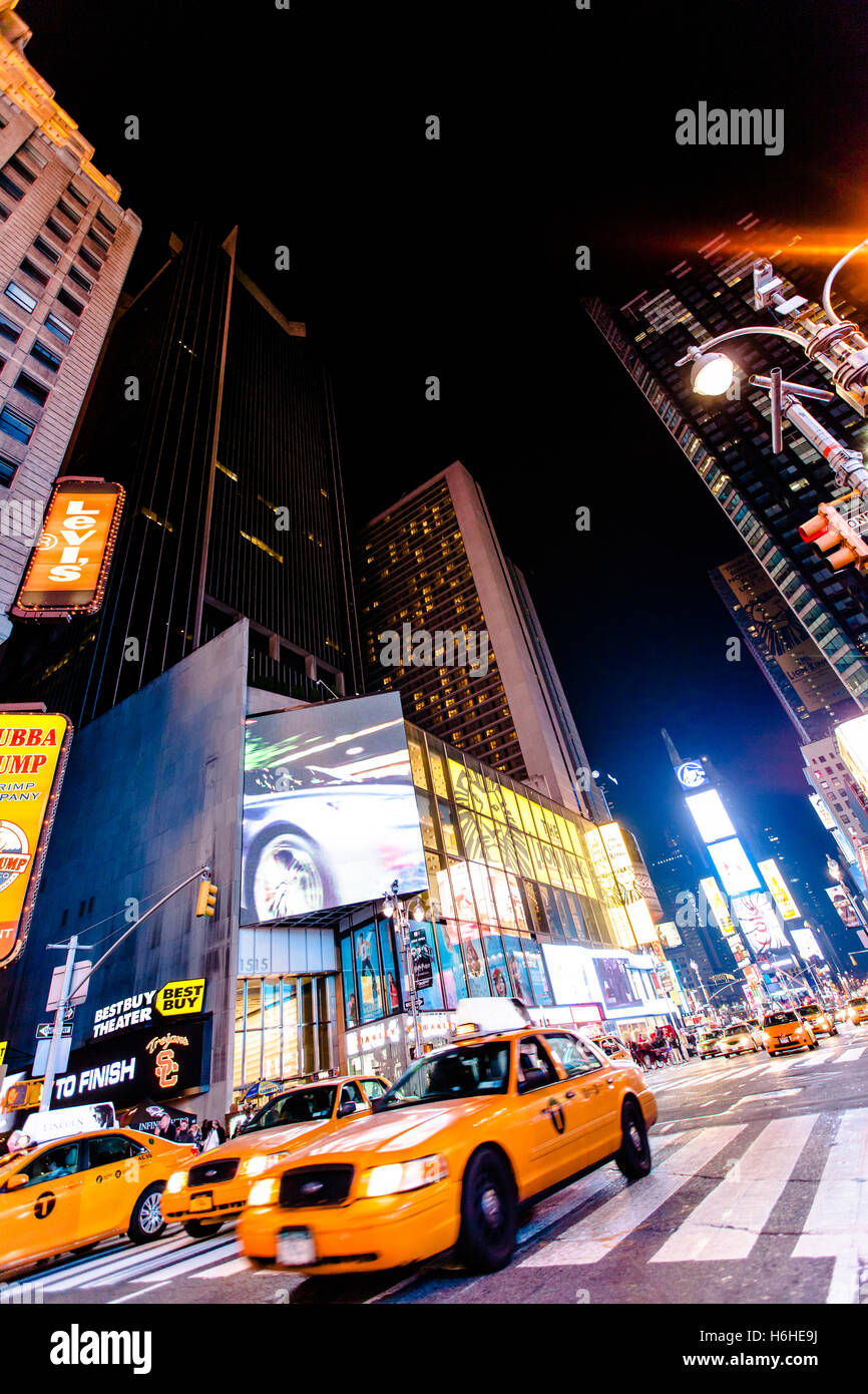 NEW YORK - NOV 11: Times Square occupato con il traffico e il trambusto in New York, Stati Uniti d'America il 11 novembre 2012. Foto Stock