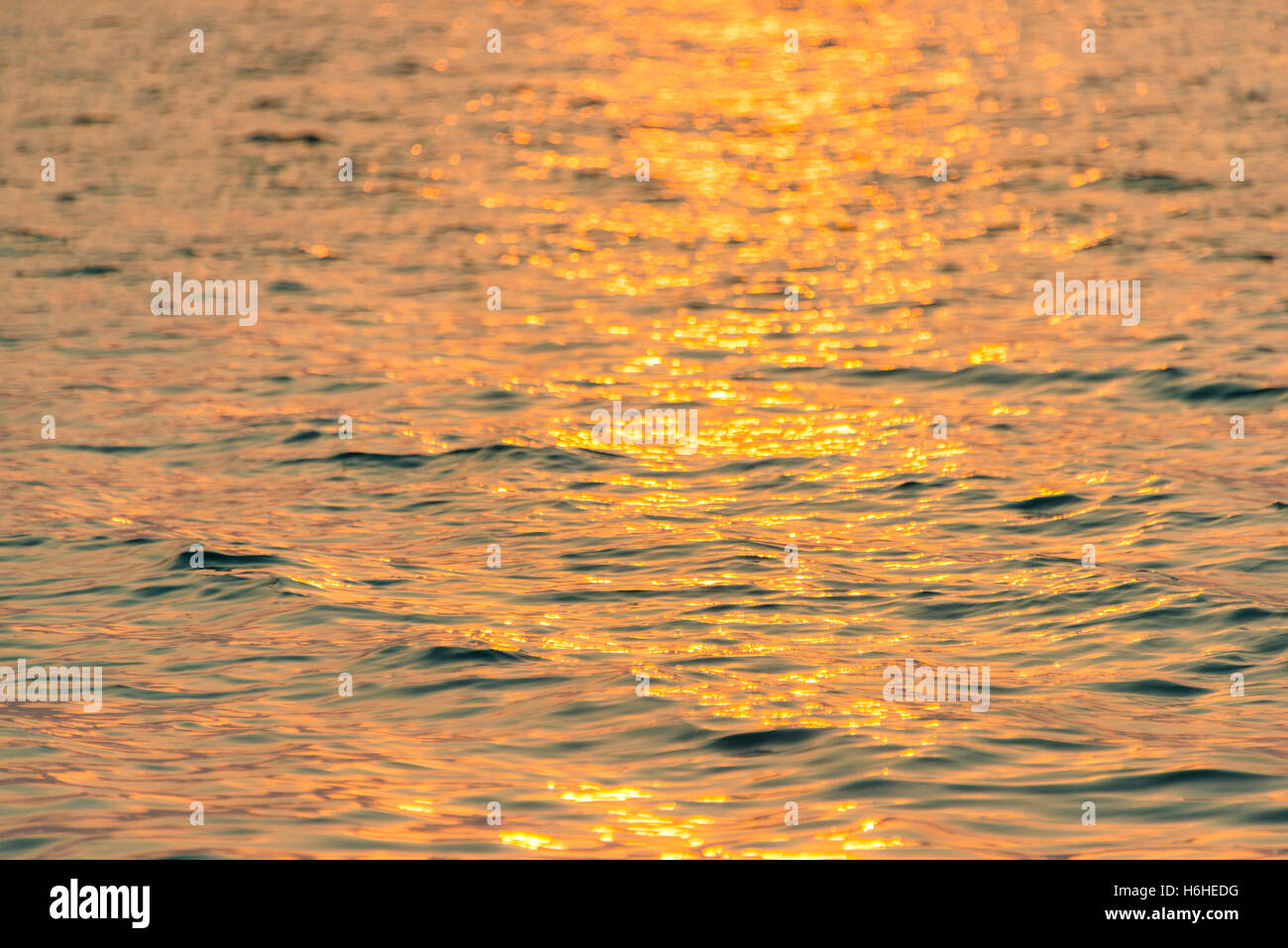 Riflettendo la luce del sole sul mare a sunrise da Koh Tui Beach, Koh Touch village, Koh Rong isola, Krong Preah Sihanouk Foto Stock