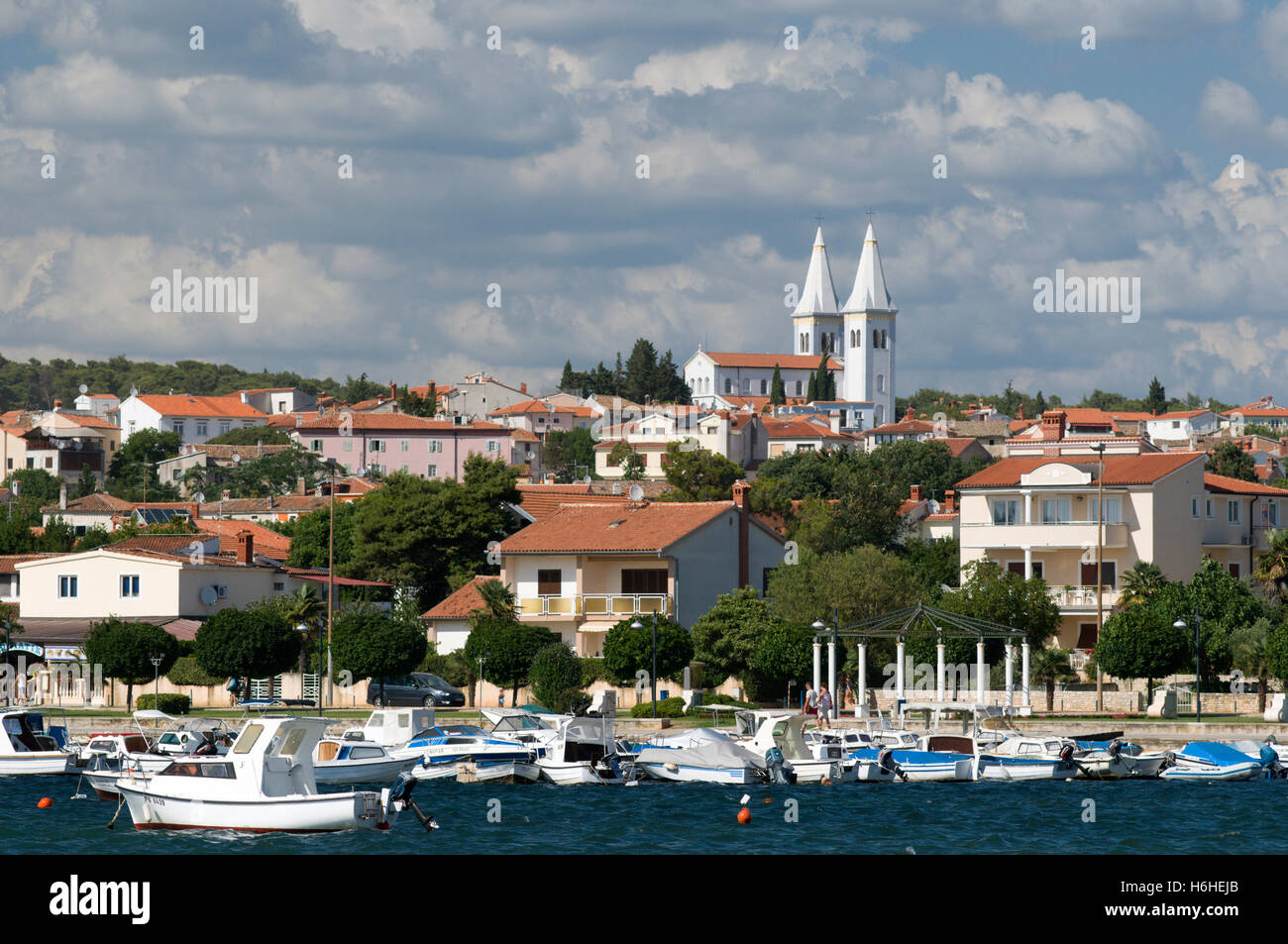 La città e il porto, Medulin, Istria, Croazia, Europa Foto Stock