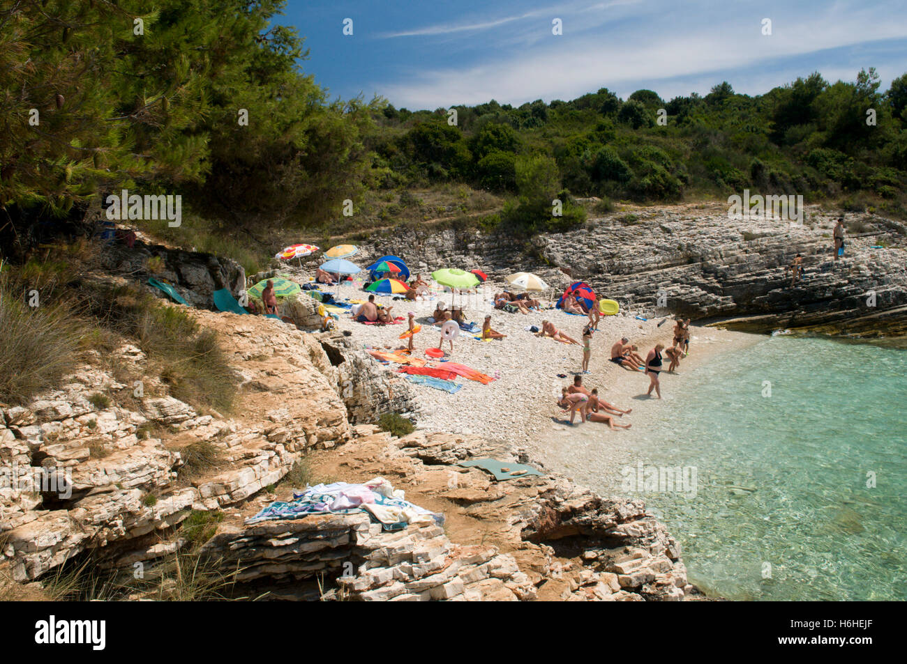 Baia sulla costa, vacanzieri, Cape Kamenjak paesaggio protetto, Istria, Croazia, Europa Foto Stock