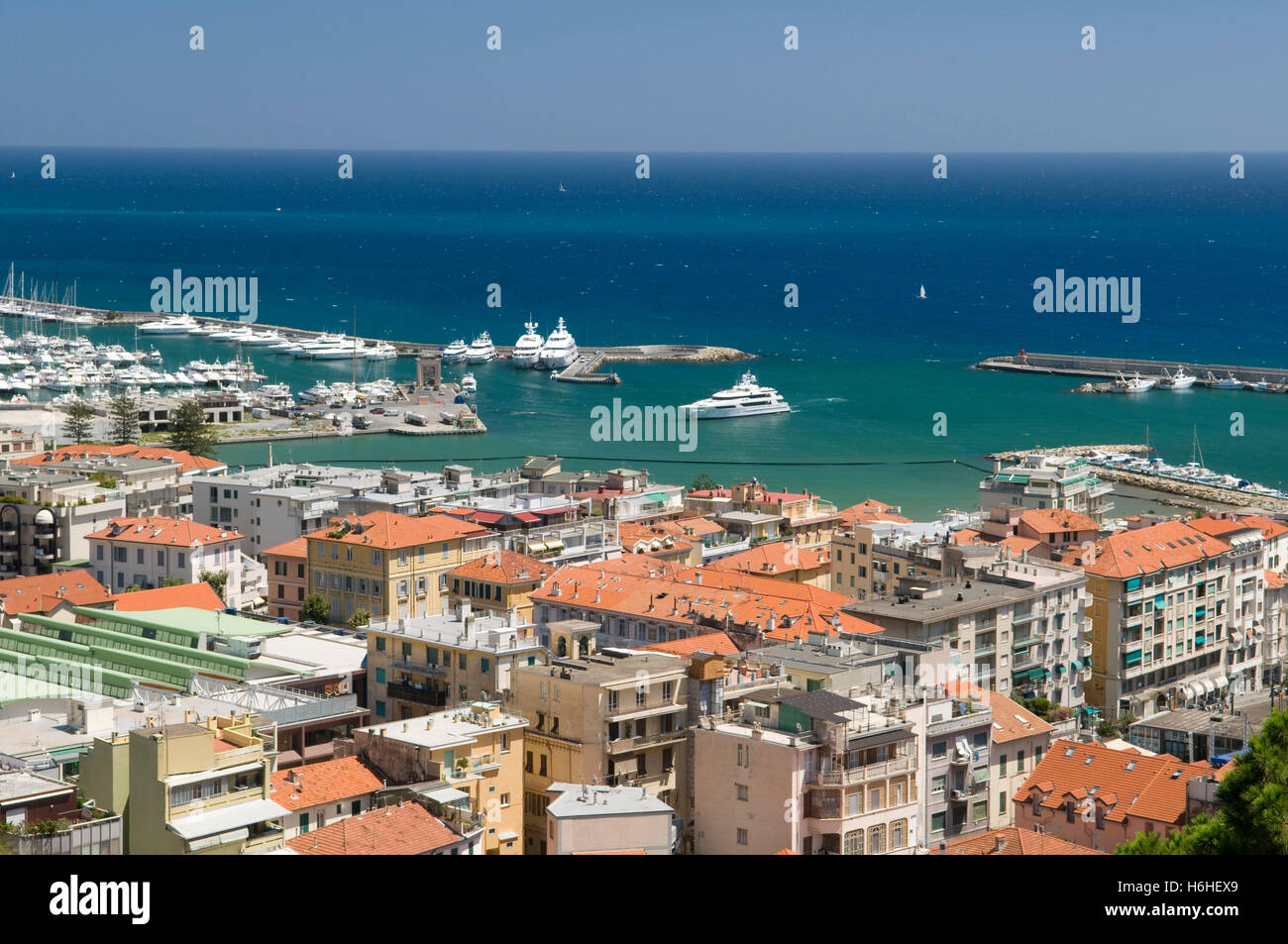 Vista della città e porto di San Remo, Riviera, Liguria, Italia, Europa Foto Stock