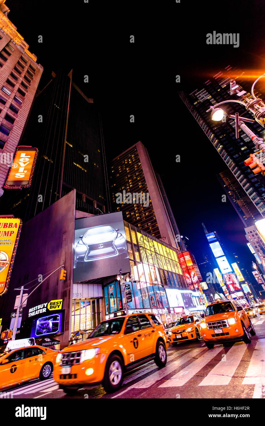 NEW YORK - NOV 11: Times Square occupato con il traffico e il trambusto in New York, Stati Uniti d'America il 11 novembre 2012. Foto Stock
