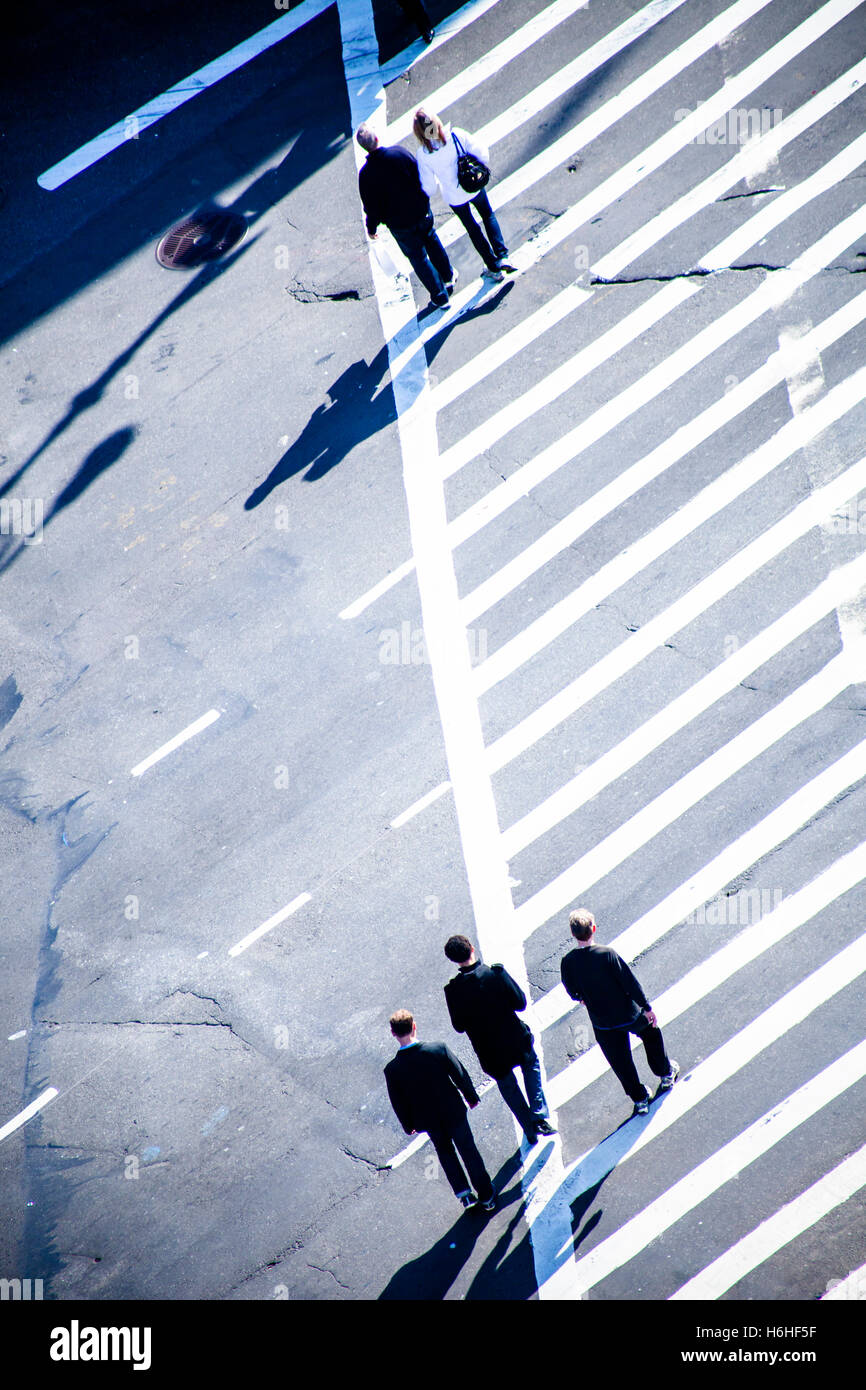 NEW YORK - NOV 11: angolo alto vista di pedoni che attraversano una Manhattan, New York street il 11 novembre 2012. Foto Stock