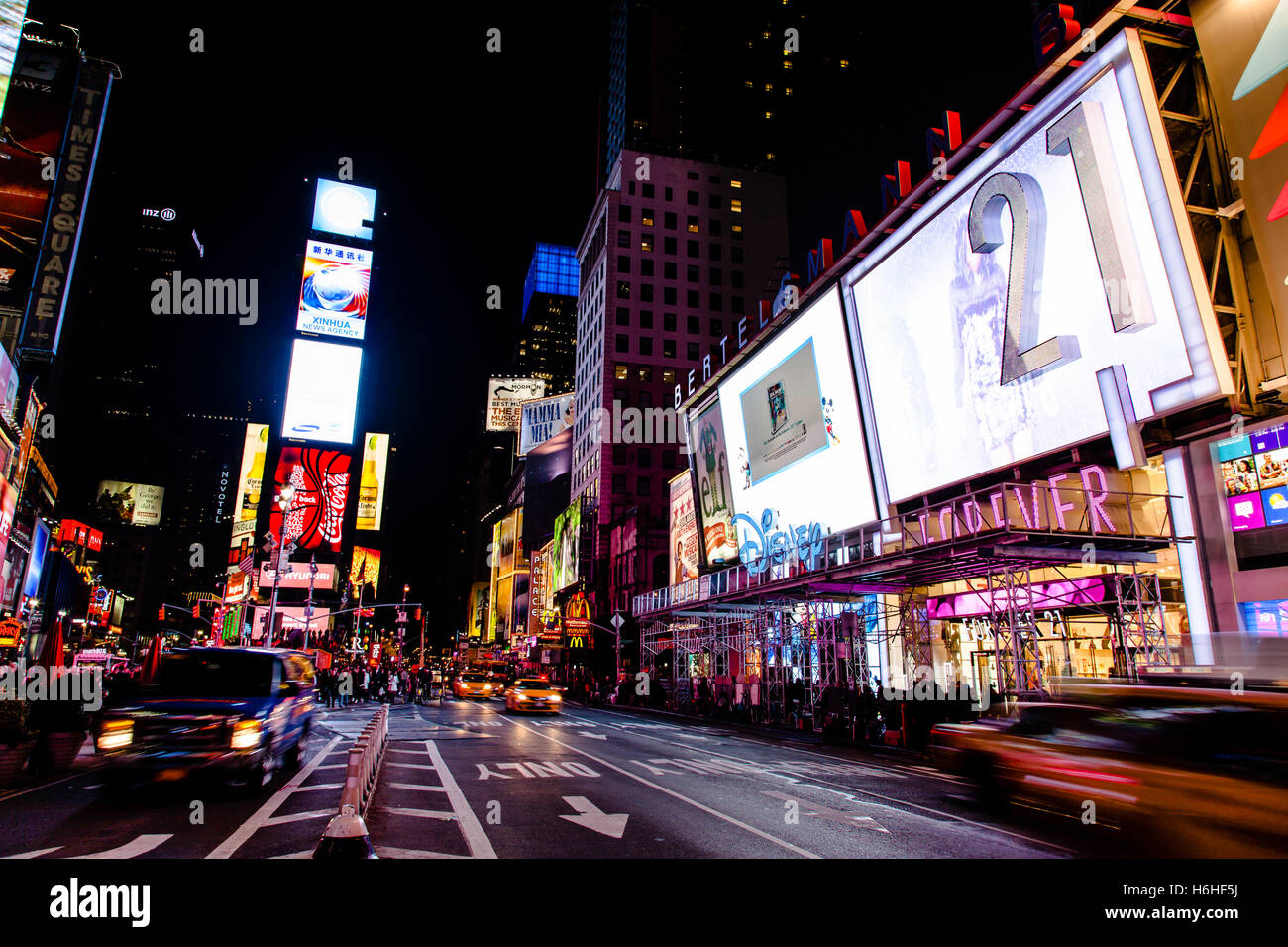 NEW YORK - NOV 11: Times Square occupato con pedoni e di commozione in New York, Stati Uniti d'America il 11 novembre 2012. Foto Stock