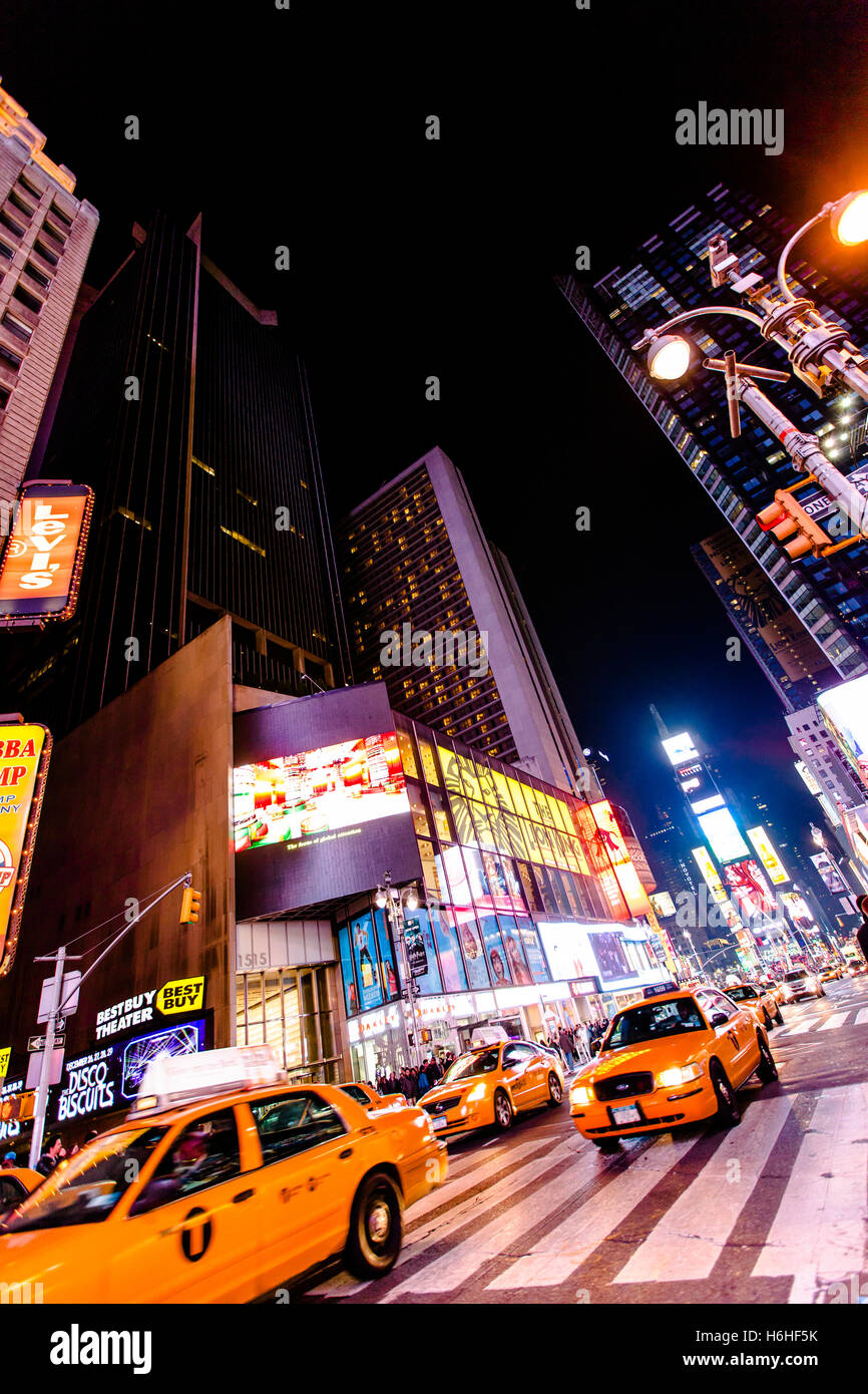 NEW YORK - NOV 11: Times Square occupato con il traffico e il trambusto in New York, Stati Uniti d'America il 11 novembre 2012. Foto Stock