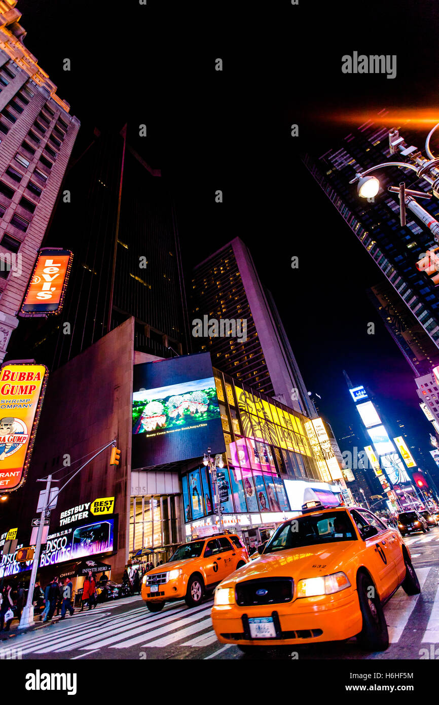 NEW YORK - NOV 11: Times Square occupato con il traffico e il trambusto in New York, Stati Uniti d'America il 11 novembre 2012. Foto Stock