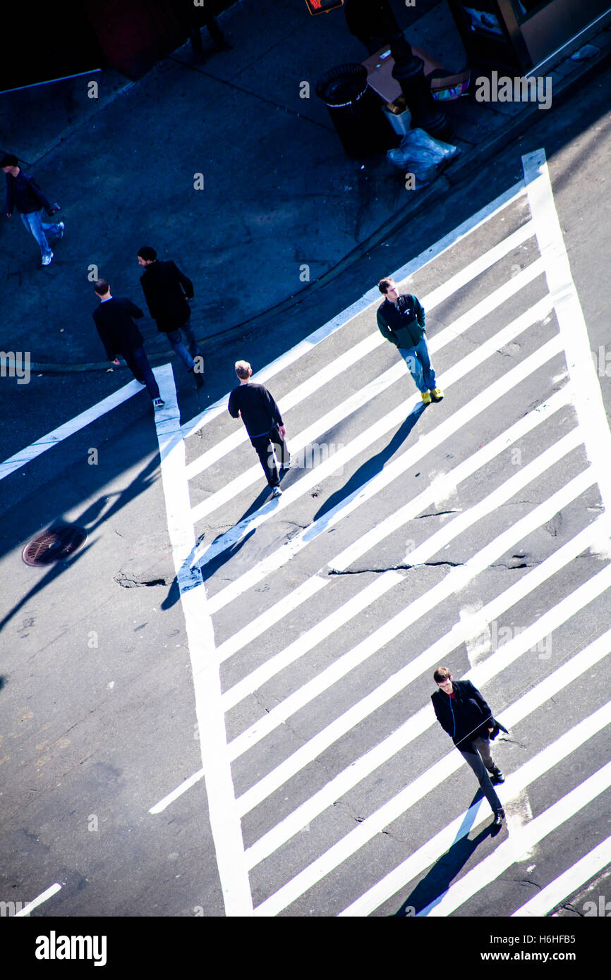 NEW YORK - NOV 11: angolo alto vista di pedoni che attraversano una Manhattan, New York street il 11 novembre 2012. Foto Stock