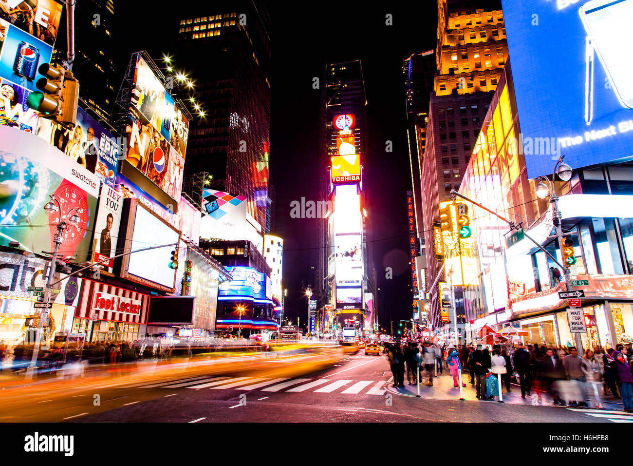 NEW YORK - NOV 11: Times Square occupato con pedoni e di commozione in New York, Stati Uniti d'America il 11 novembre 2012. Foto Stock
