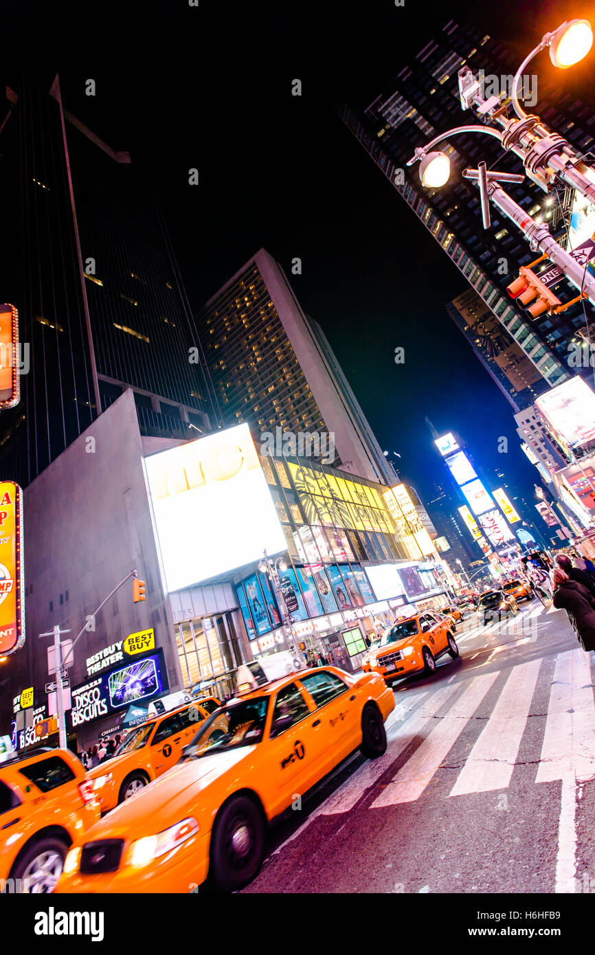 NEW YORK - NOV 11: Times Square occupato con il traffico e il trambusto in New York, Stati Uniti d'America il 11 novembre 2012. Foto Stock