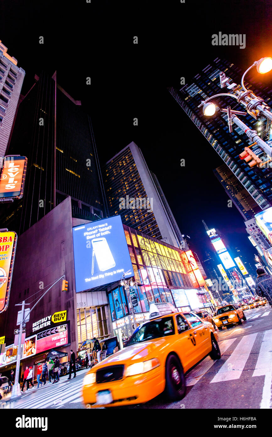 NEW YORK - NOV 11: Times Square occupato con il traffico e il trambusto in New York, Stati Uniti d'America il 11 novembre 2012. Foto Stock