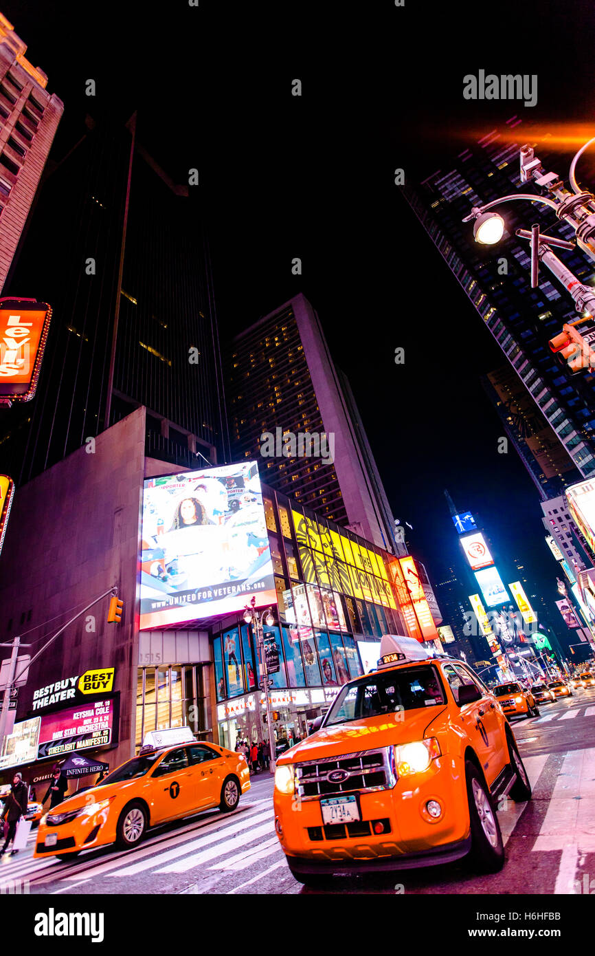 NEW YORK - NOV 11: Times Square occupato con il traffico e il trambusto in New York, Stati Uniti d'America il 11 novembre 2012. Foto Stock