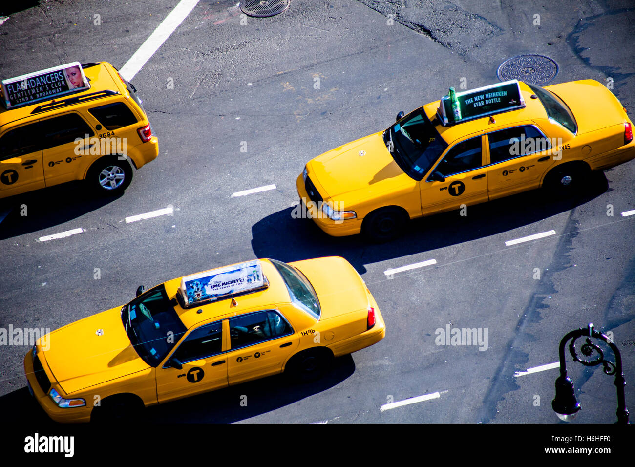 NEW YORK - NOV 11: elevato angolo di visione dei taxi di equitazione in una Manhattan, New York street il 11 novembre 2012. Foto Stock