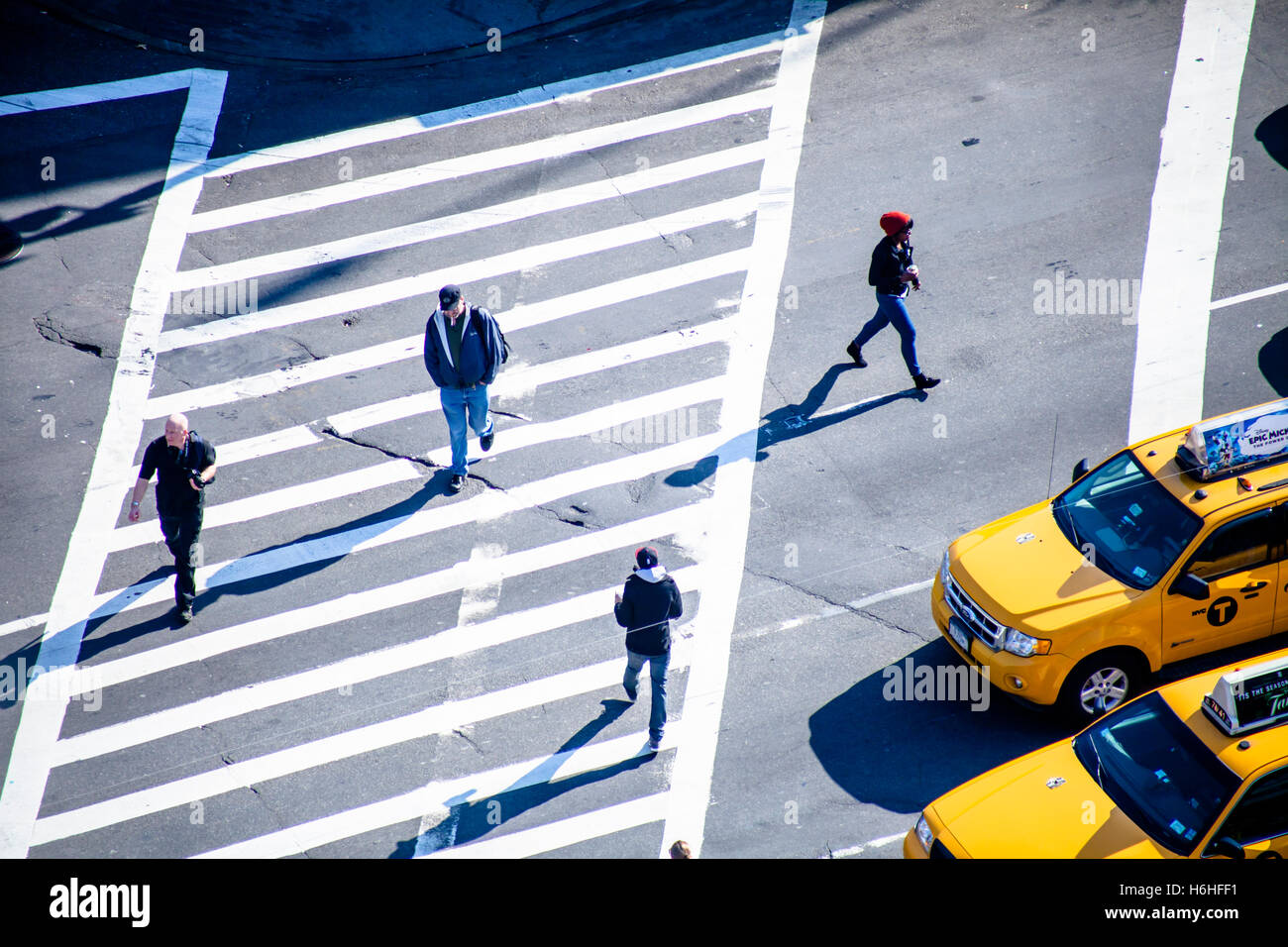 NEW YORK - NOV 11: angolo alto vista di pedoni che attraversano una Manhattan, New York street il 11 novembre 2012. Foto Stock