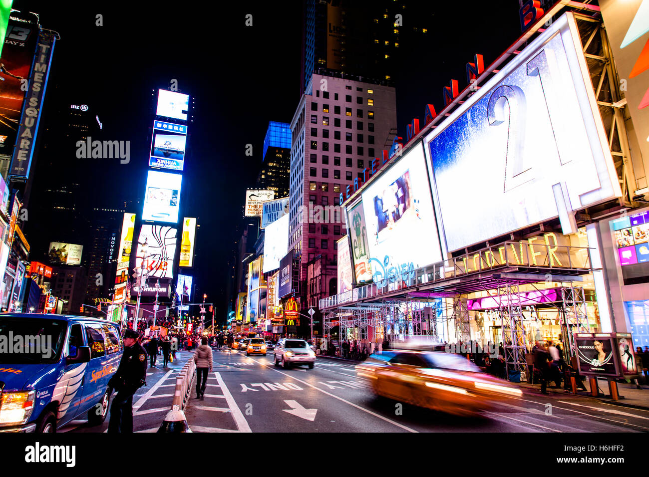 NEW YORK - NOV 11: Times Square occupato con pedoni e di commozione in New York, Stati Uniti d'America il 11 novembre 2012. Foto Stock