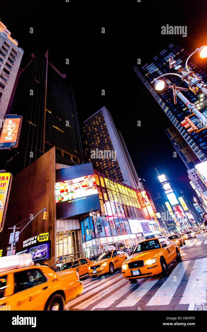 NEW YORK - NOV 11: Times Square occupato con il traffico e il trambusto in New York, Stati Uniti d'America il 11 novembre 2012. Foto Stock