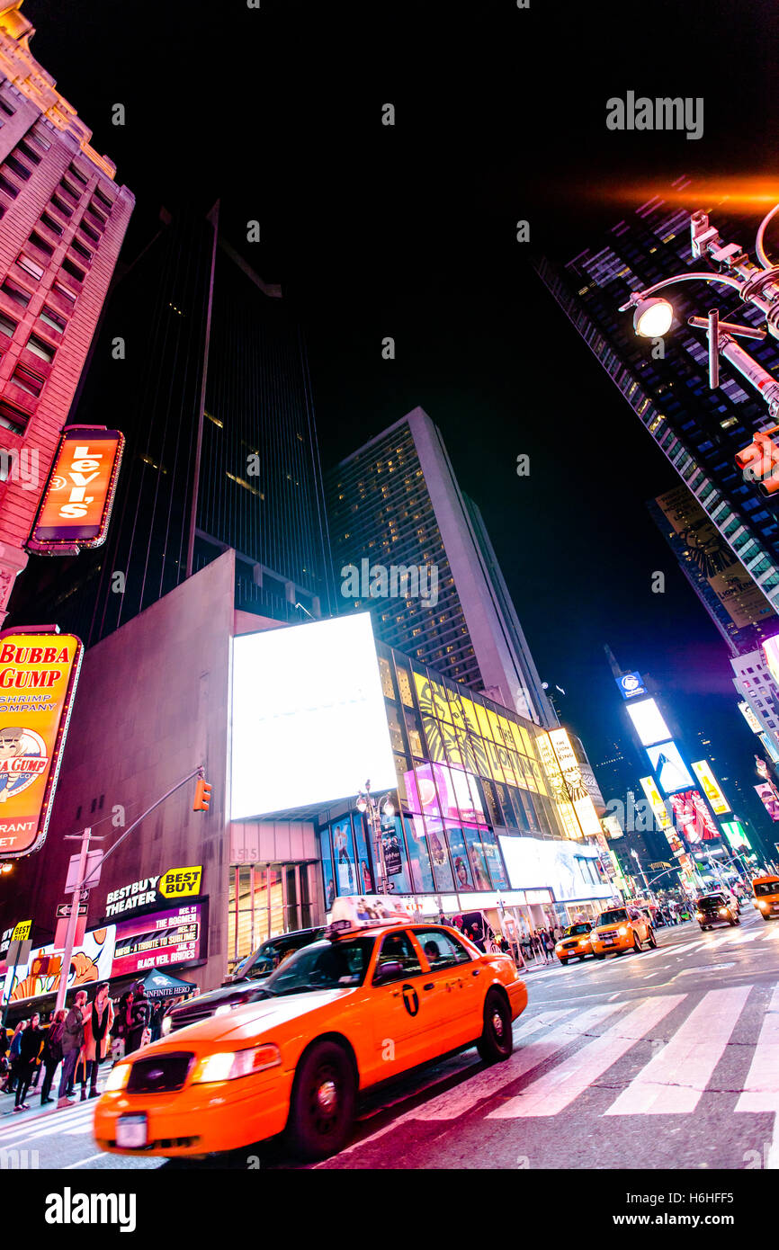 NEW YORK - NOV 11: Times Square occupato con il traffico e il trambusto in New York, Stati Uniti d'America il 11 novembre 2012. Foto Stock