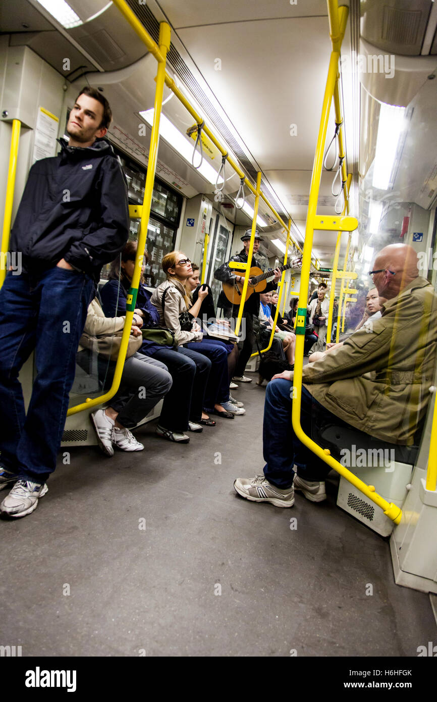 Berlino - 16 giugno: un U-Bahn treno auto piuttosto piena con passeggeri a giugno 16, 2012 a Berlino, Germania. Foto Stock