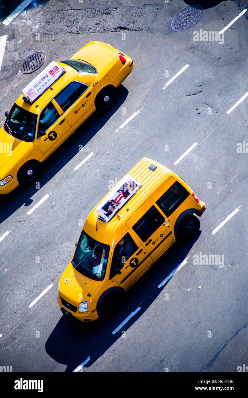 NEW YORK - NOV 11: elevato angolo di visione dei taxi di equitazione in una Manhattan, New York street il 11 novembre 2012. Foto Stock