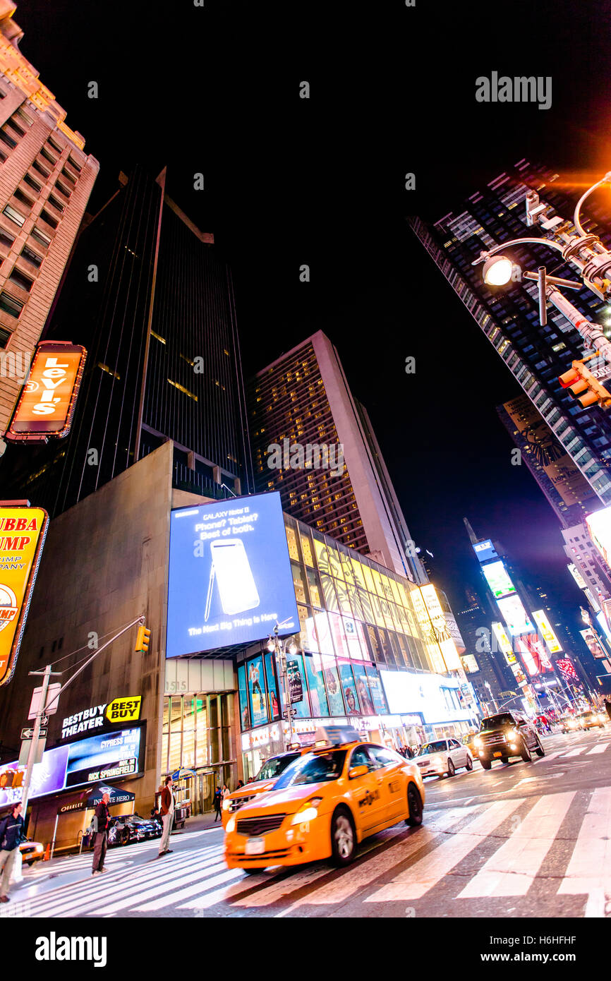 NEW YORK - NOV 11: Times Square occupato con il traffico e il trambusto in New York, Stati Uniti d'America il 11 novembre 2012. Foto Stock