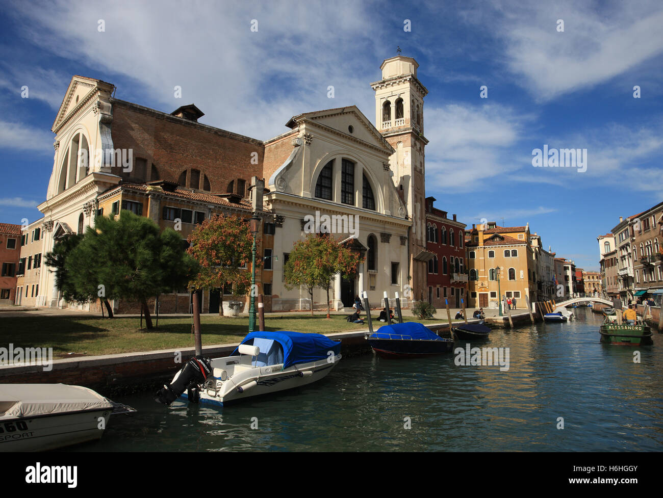 Un imponente edificio su un tranquillo canale a Venezia Italia Foto Stock