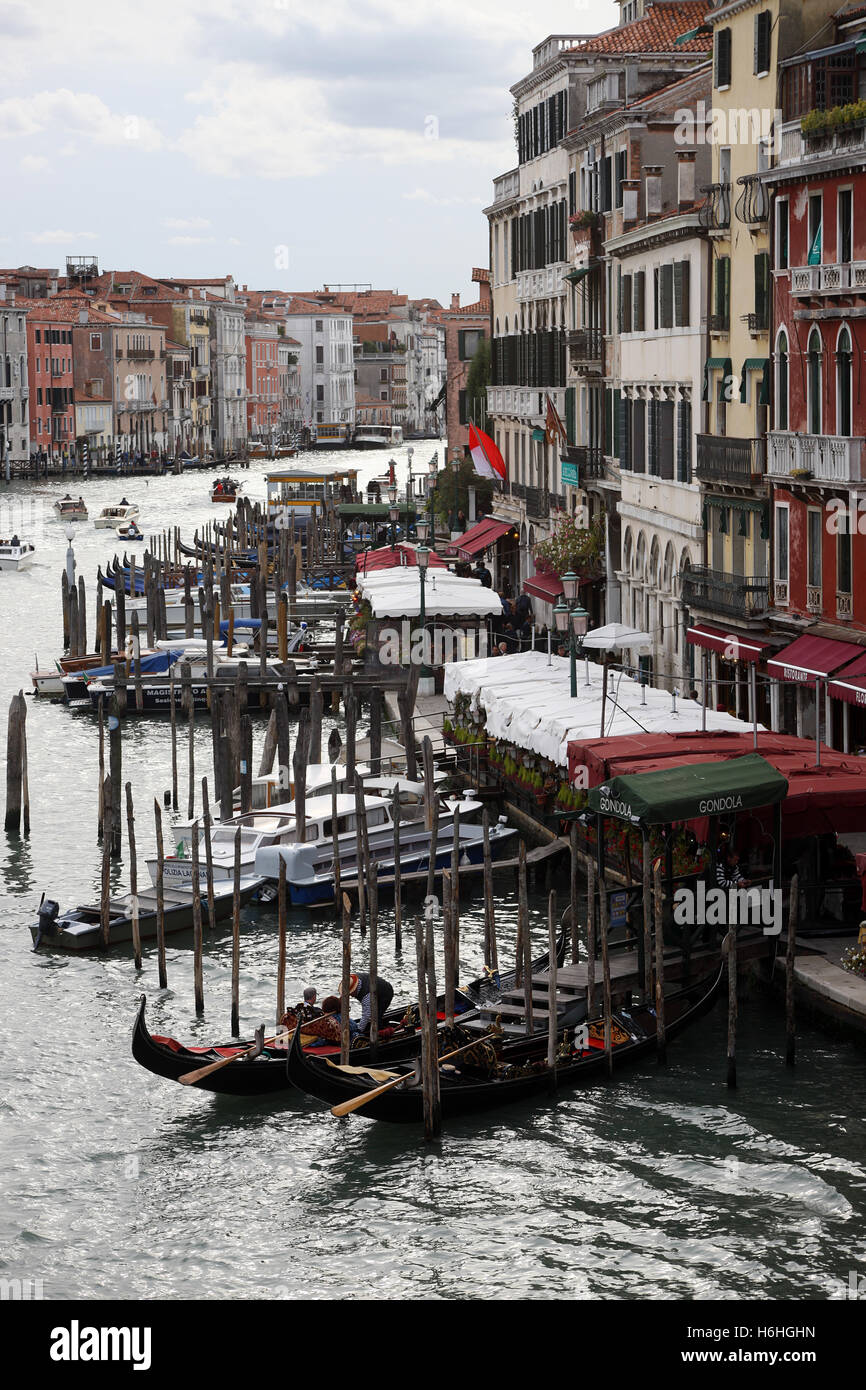 Una vista del mondo-famoso Canal Grande a Venezia Italia Foto Stock
