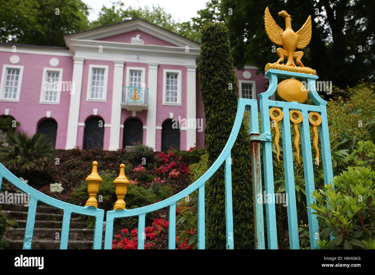 Edificio colorato e ferro battuto nella spettacolare e il famoso villaggio di Portmeirion - Top attrazione turistica nel Galles del Nord Foto Stock