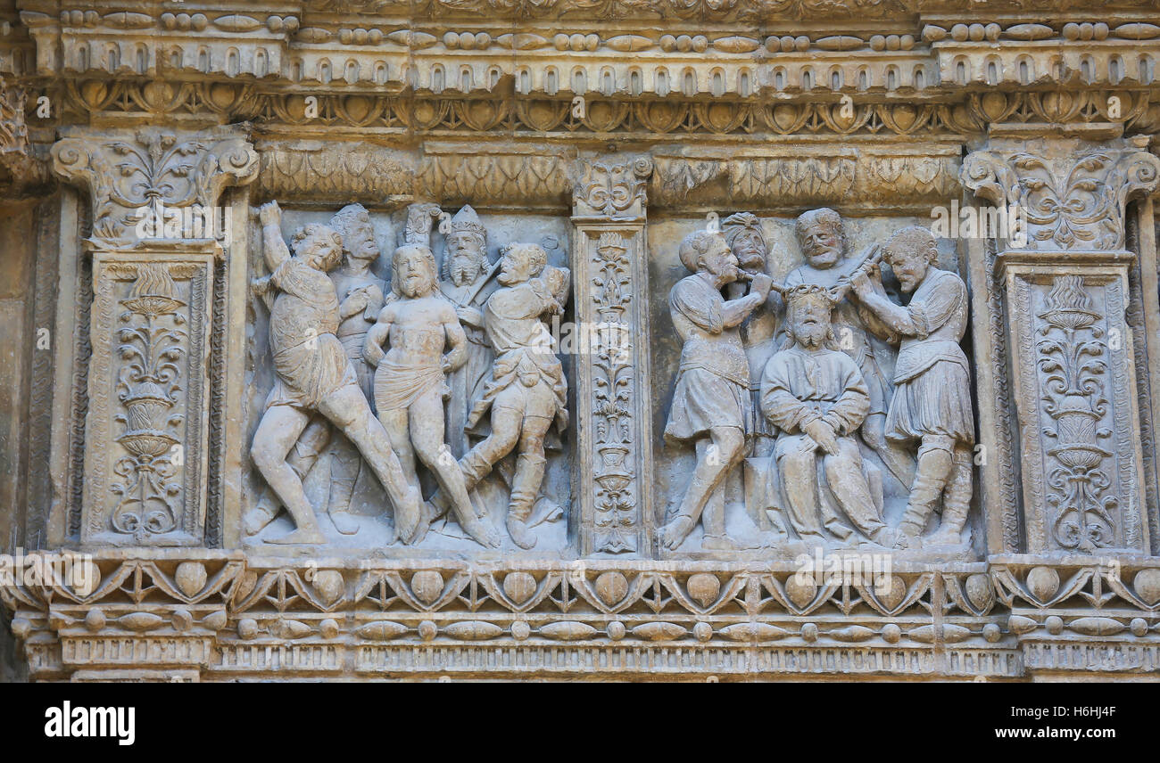 Xvi secolo cancello principale presso la chiesa di Santo Tomas in Haro, La Rioja, Spagna, dettaglio raffigurante la flagellazione di Gesù Foto Stock