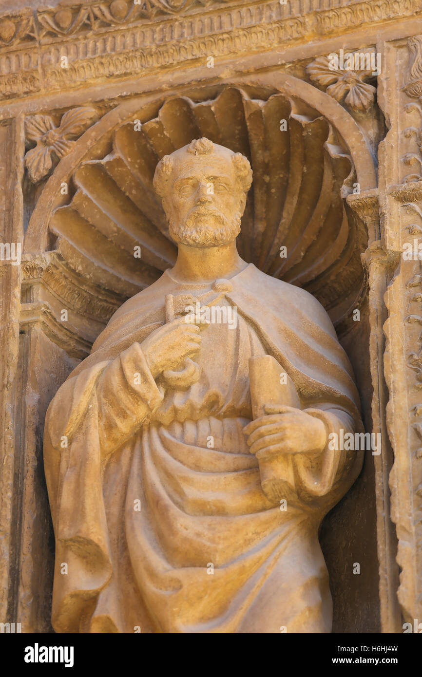 Statua dell'Apostolo San Pietro al XVI secolo cancello principale presso la chiesa di Santo Tomas in Haro, La Rioja, Spagna Foto Stock