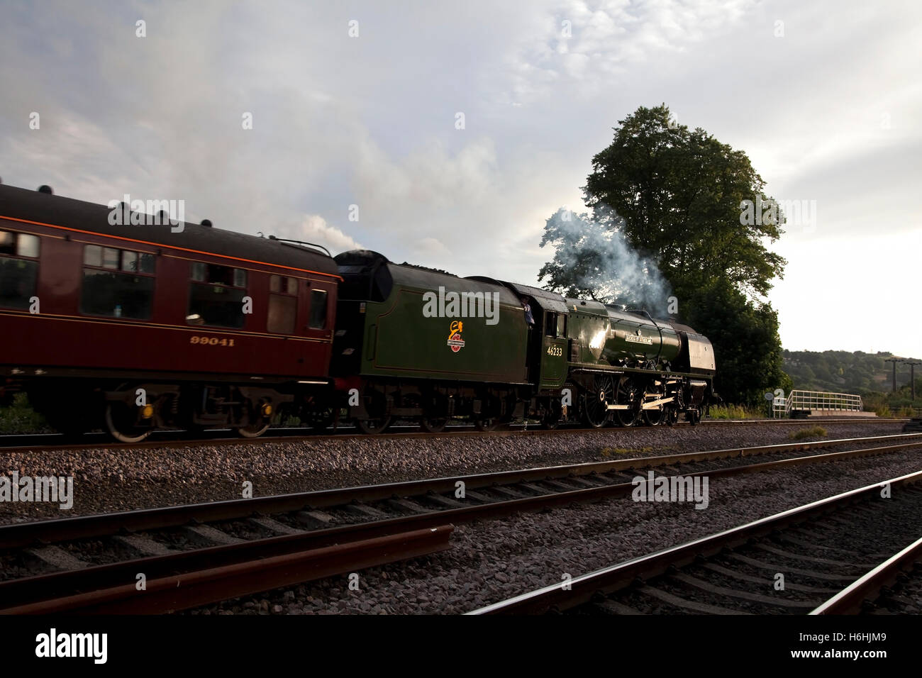 British locomotiva a vapore la Duchessa di Sutherland vapori attraverso West Yorkshire su una tarda serata estiva Foto Stock