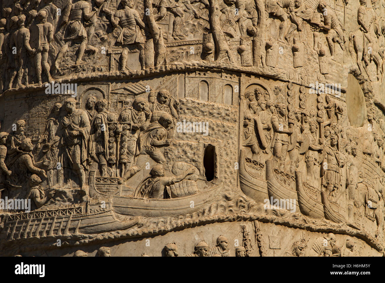 Dettagli architettonici del Marco Aurelio colonna in Piazza Colonna a Roma, Italia Foto Stock