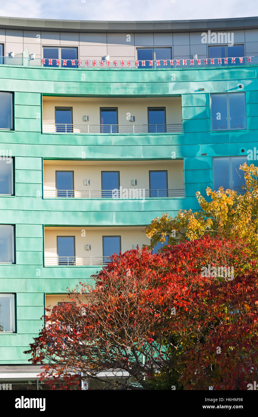 Unione Jack bunting sul balcone di appartamenti alla birreria Square, Dorchester nel mese di ottobre Foto Stock