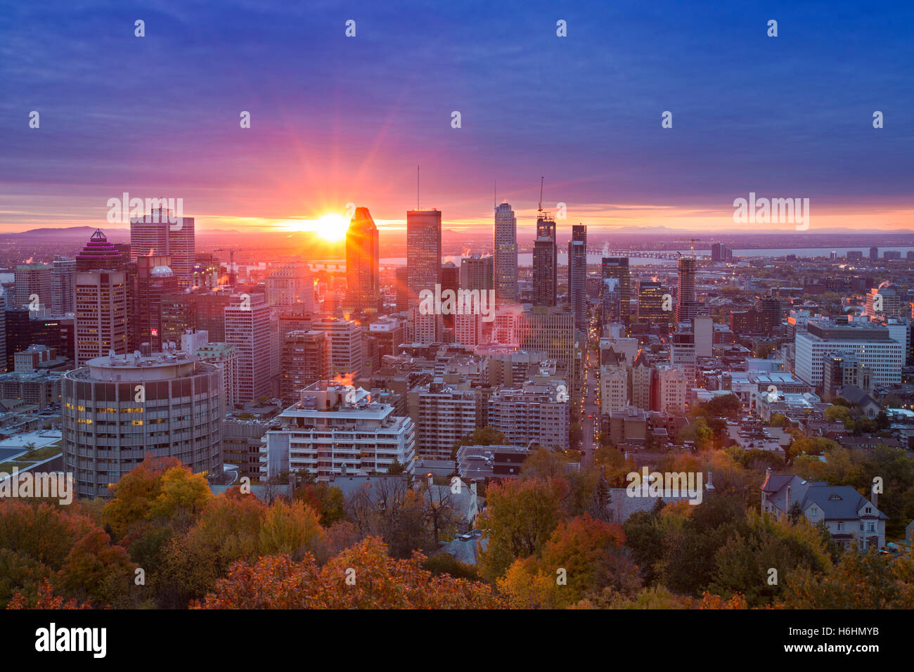 Il centro della città di Montreal al sole in autunno Foto Stock