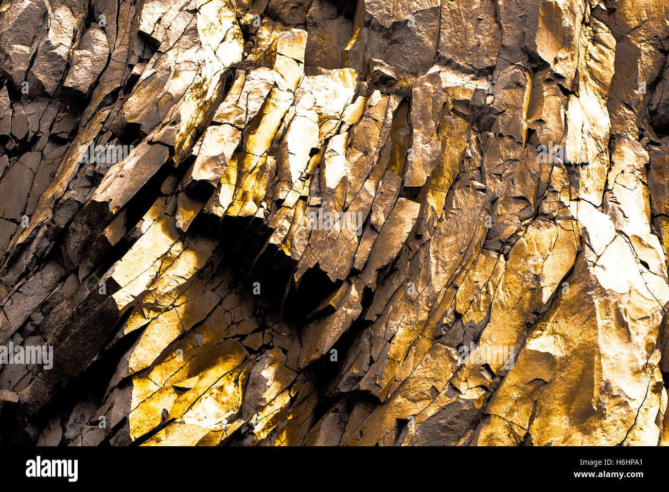 Nero, giallo oro sullo sfondo di roccia Foto Stock