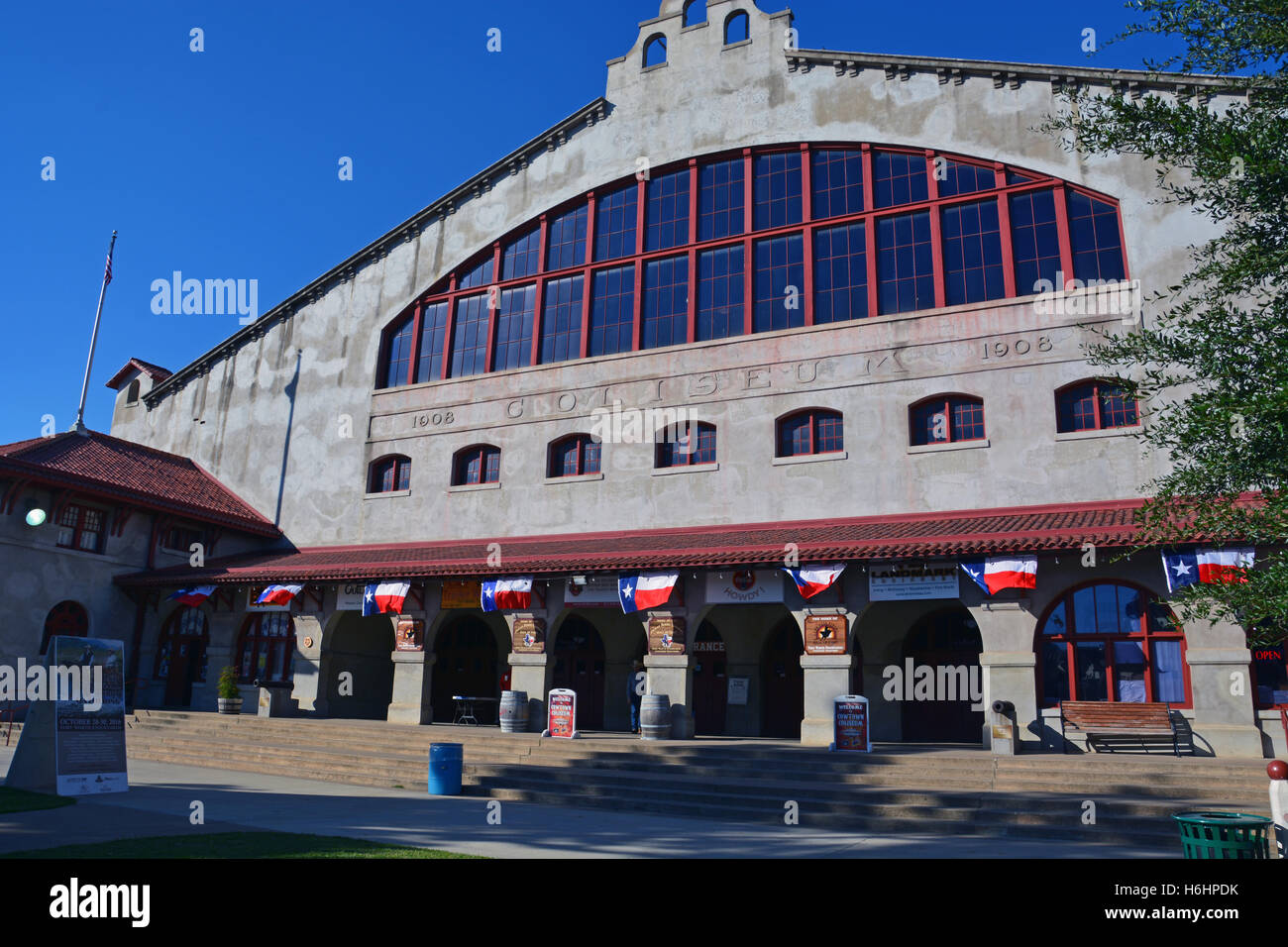 Costruito nel 1908 lo storico Colosseo in Stock Yard quartiere di Fort Worth Texas ospita regolarmente rodei e quotidianamente le unità di bestiame. Foto Stock