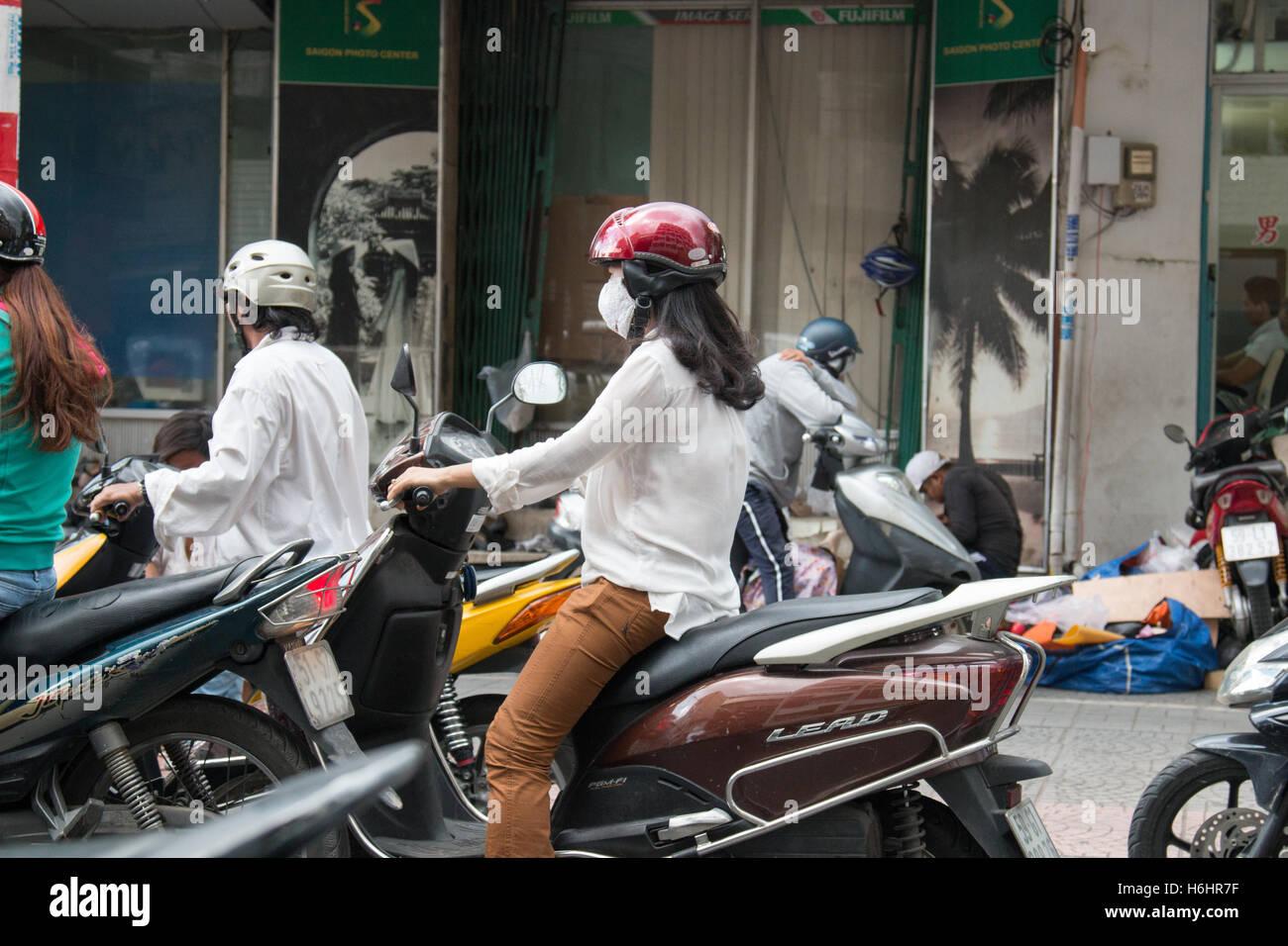 Le ragazze in sella scooter ciclomotori in Ho Chi Minh a Saigon, Vietnam Foto Stock