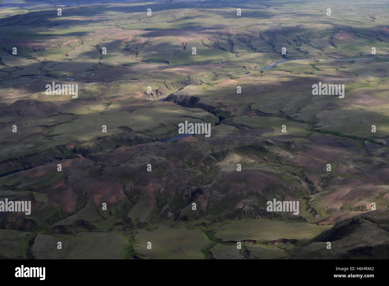 Foto aerea di fiumi e laghi di montagna, nelle highlands di Islanda Foto Stock