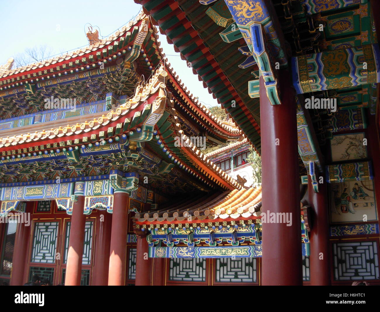 Tetti colorati, le colonne e gli elementi di decorazione all'interno di Palazzo d'Estate a Pechino, Cina Foto Stock