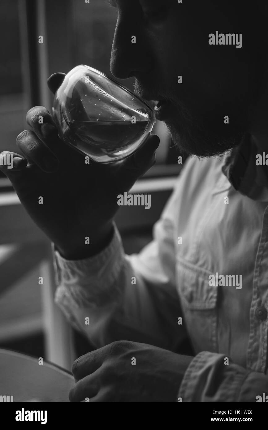 Hipster bere il tè in cafe Foto Stock