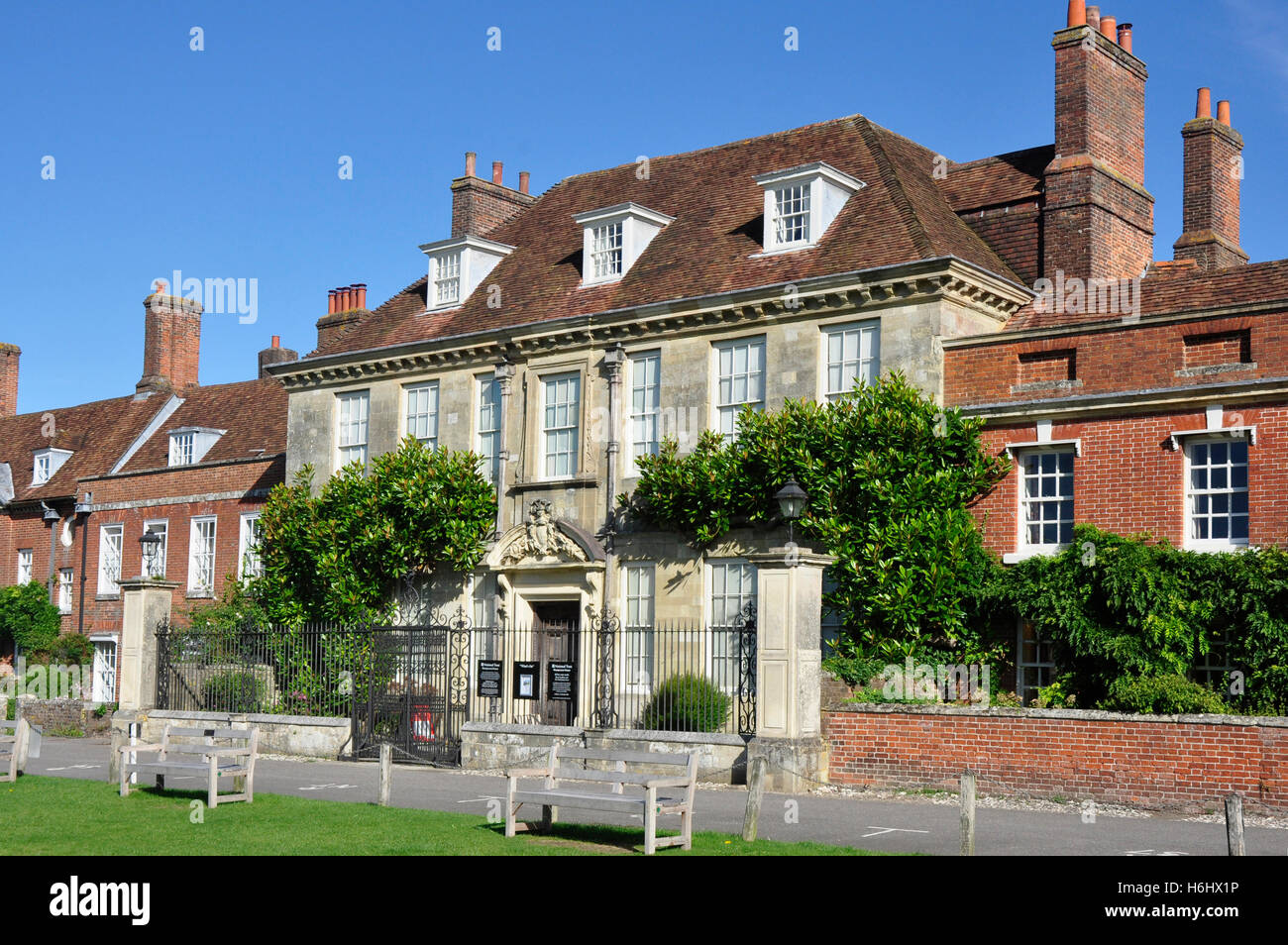 La Cattedrale di Salisbury vicino - Mompesson House - XVIII sec. - imponente proprietà del National Trust - la luce del sole e cielo blu Foto Stock