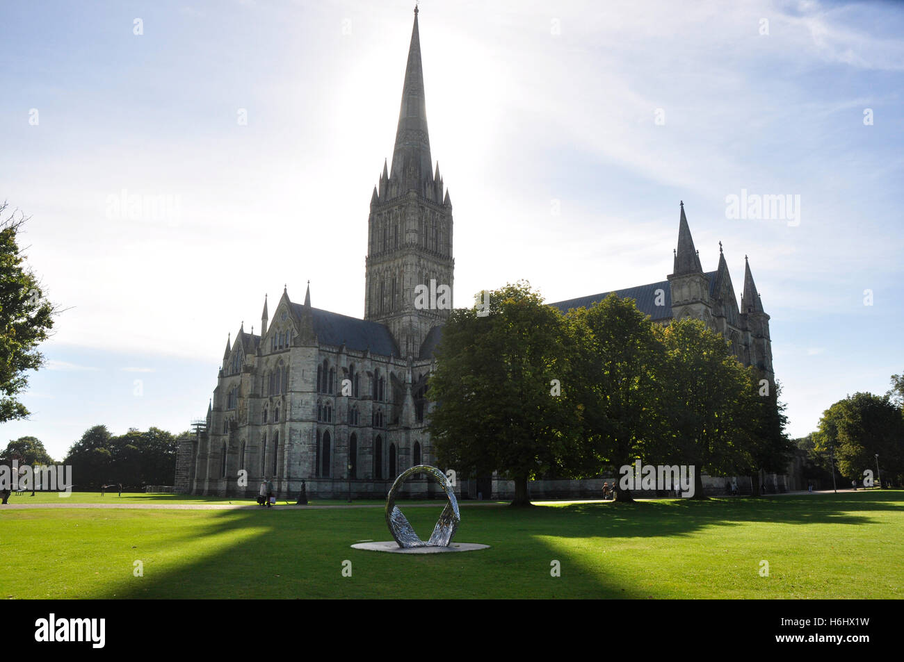 La Cattedrale di Salisbury - vista contro la luce - La drammatica forma - la luce del sole e le ombre - la luce diretta del sole Foto Stock