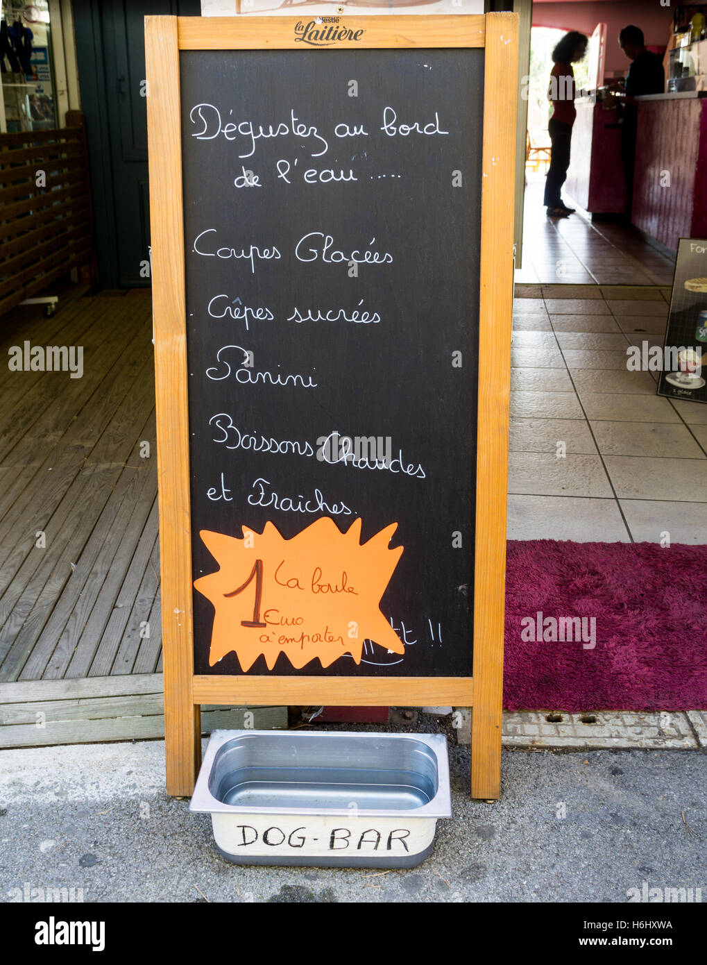 Menu francese board e dog bar piatto e firmare Foto Stock