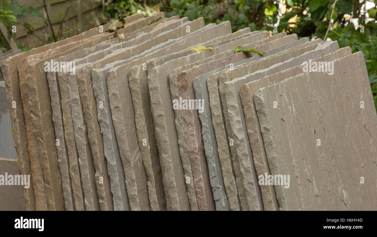 Lastre di pietra indiane ardesia sono impilati pronti da utilizzare per la posa di un nuovo patio. Foto Stock